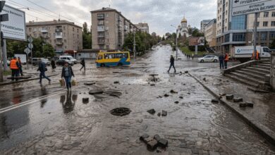 У Дніпрі другу добу затоплює вулицю: комунальники ігнорують порив (Фото)