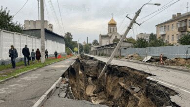 Замість ремонту - прірва: у Дніпрі через розриту комунальниками траншею дорога йде під землю (Відео)