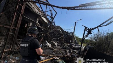 У поліції показали фото з місця російського удару по складу "Нової пошти" у Дніпрі, де загинула людина
