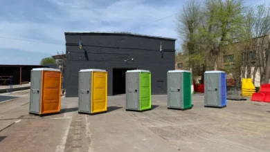 У Дніпрі підлітка влаштувала "напад" на біотуалет майже посеред проїжджої частини (Відео)
