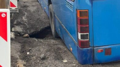 У Дніпрі після дощу автобус традиційно провалився в чергову пекельну діру на дорозі (Фото)