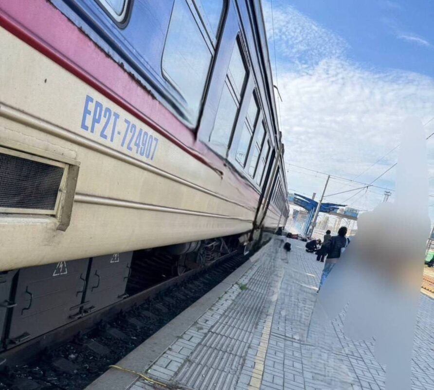 Росіяни атакували цивільний електропоїзд у Дніпрі: загинуло 13 людей (Фото) 
